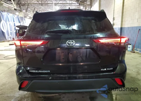 2021 Toyota Highlander Xle z USA, uszkodzony, nr VIN 5TDGZRBH3MS109969